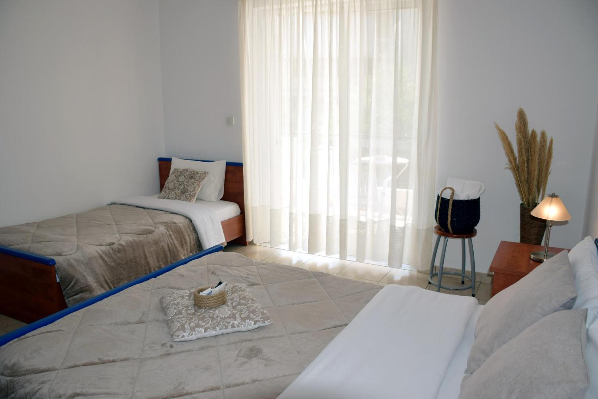 Lappas Rooms Rovies Buitenkant foto